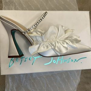 Betsey Johnson- Ivory pump size 9.5